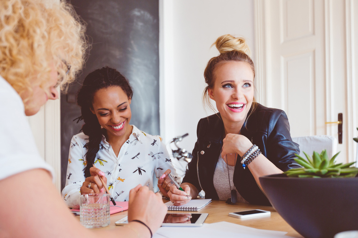 Drei Content Marketing Redakteurinnen beim Brainstormen am Tisch